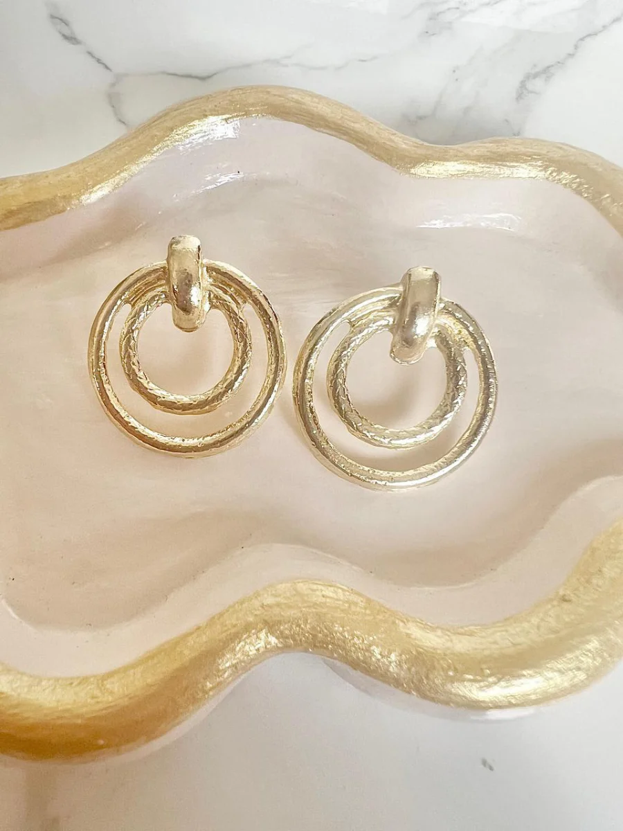 Argollas dobles con circulo dorado