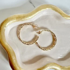 Argollas doradas con hendiduras