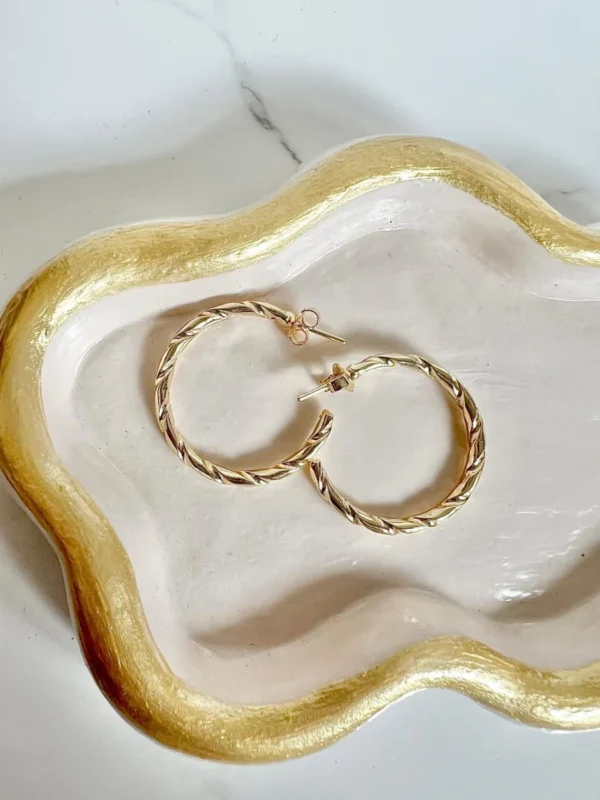 Argollas doradas con hendiduras