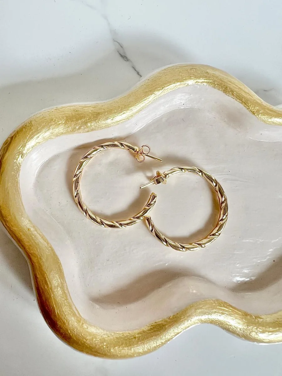 Argollas doradas con hendiduras