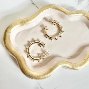 Argollas pequeñas con puntos dorados