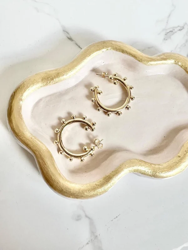 Argollas pequeñas con puntos dorados