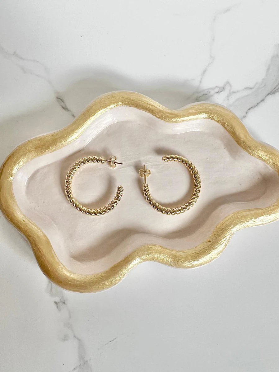 Argollas pequeñas doradas trenzadas