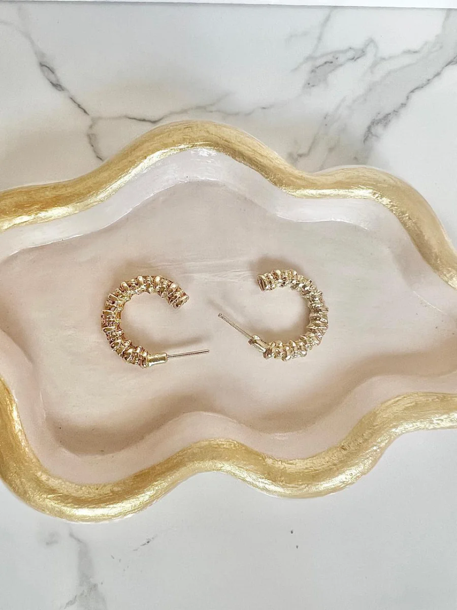 Argollitas pequeñas con detalles dorados