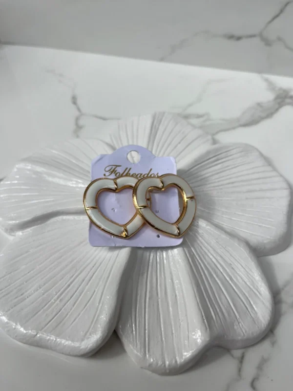 Corazón hueco blanco con dorado