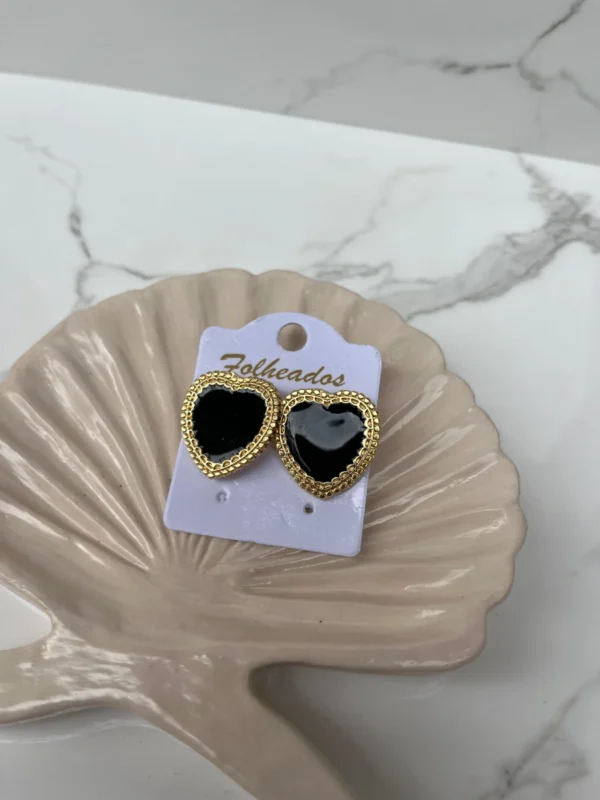 Corazón relleno negro con borde dorado