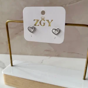 Corazoncitos pequeños amarrados plateado