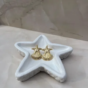 Estrella con concha de mar dorado