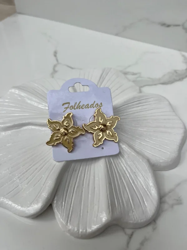 Estrella estilo sol dorado