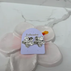 Flor plateada con raiz