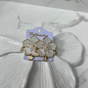 Flor grande blanca con 3 puntas doradas