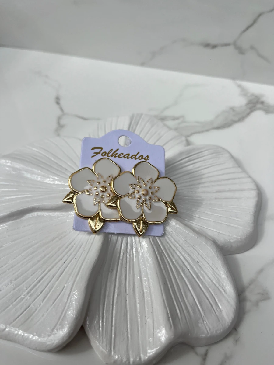 Flor grande blanca con 3 puntas doradas