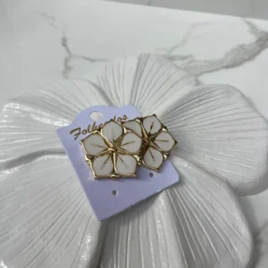 Flor grande blanca con dorado