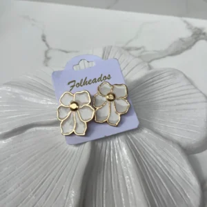 Flor grande blanca con dorado