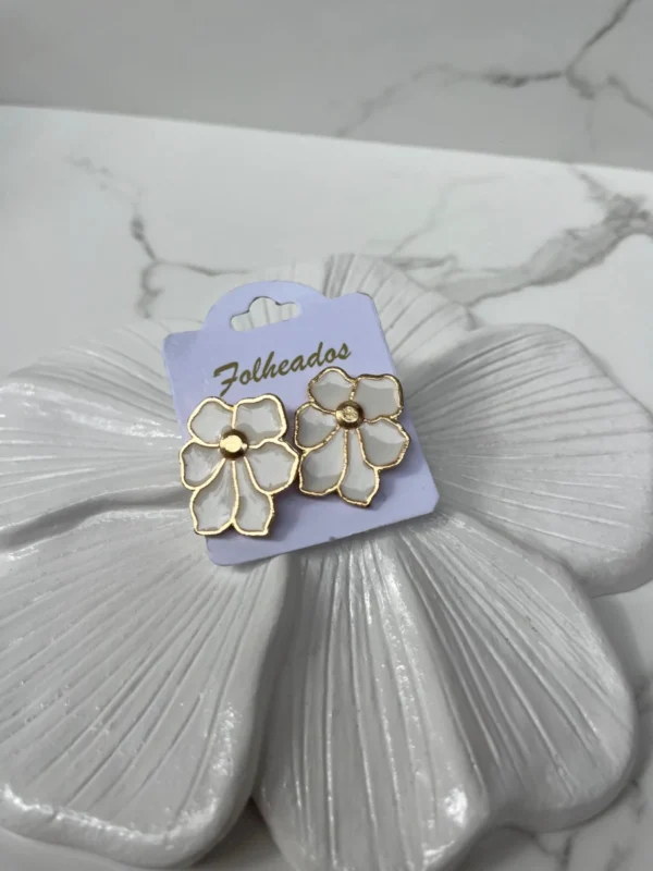 Flor grande blanca con dorado