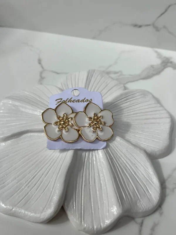 Flor grande blanca con florcita dorada