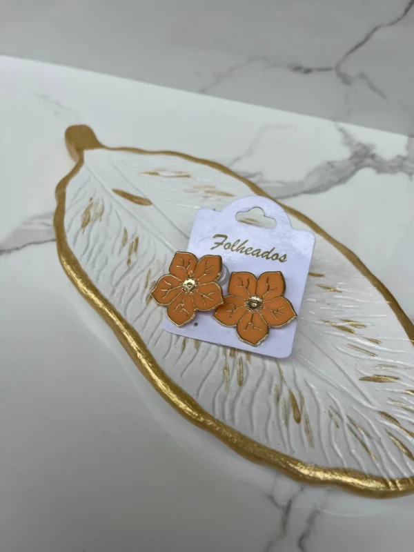 Flor grande melón con dorado
