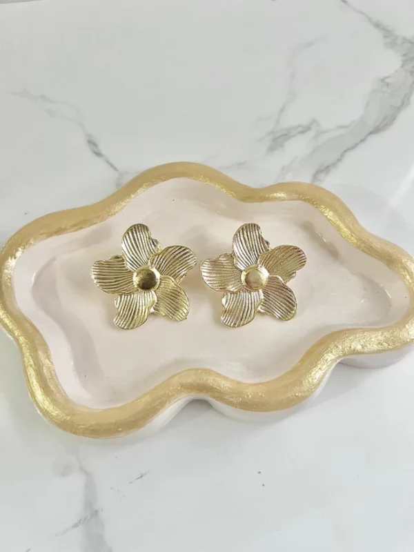Flor mediana con líneas y botón