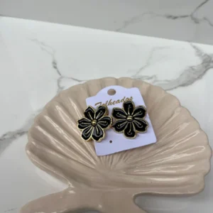 Flor negra grande con detalles dorados