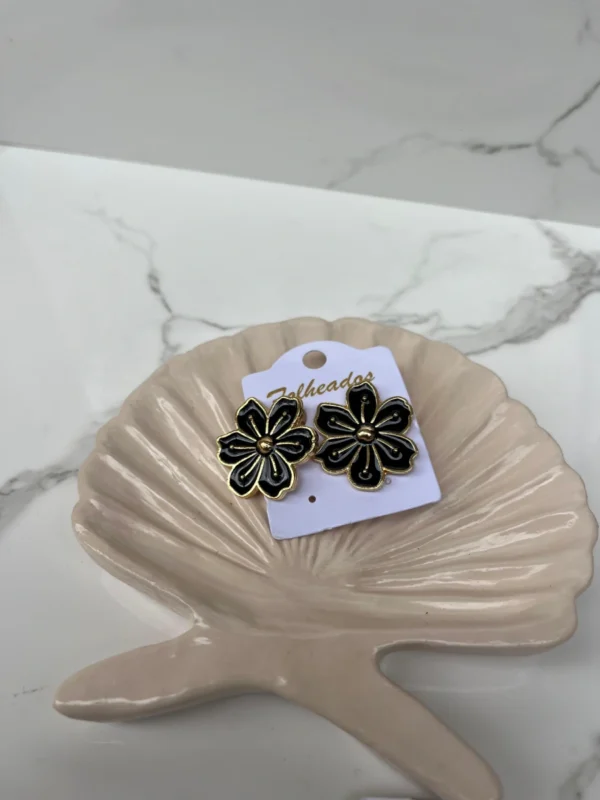 Flor negra grande con detalles dorados