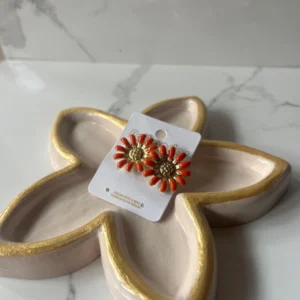 Flor pequeña naranja con dorado