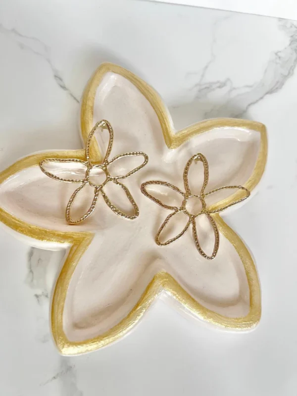 Hojas grandes sin relleno dorado