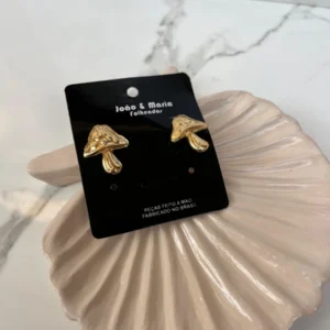 Hongos pequeños con puntitos dorado