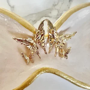 Mariposa grande y pequeña dorada
