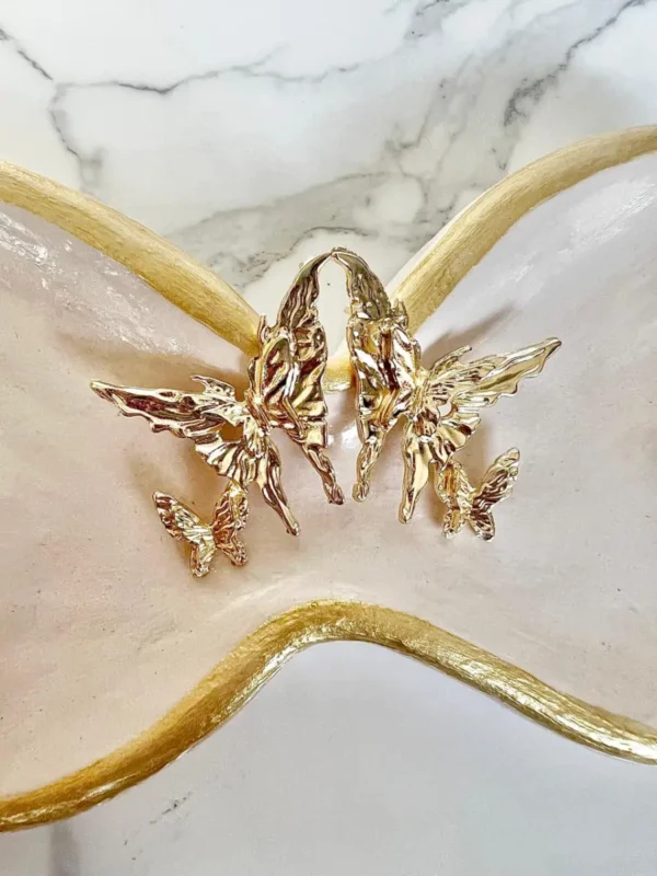 Mariposa grande y pequeña dorada