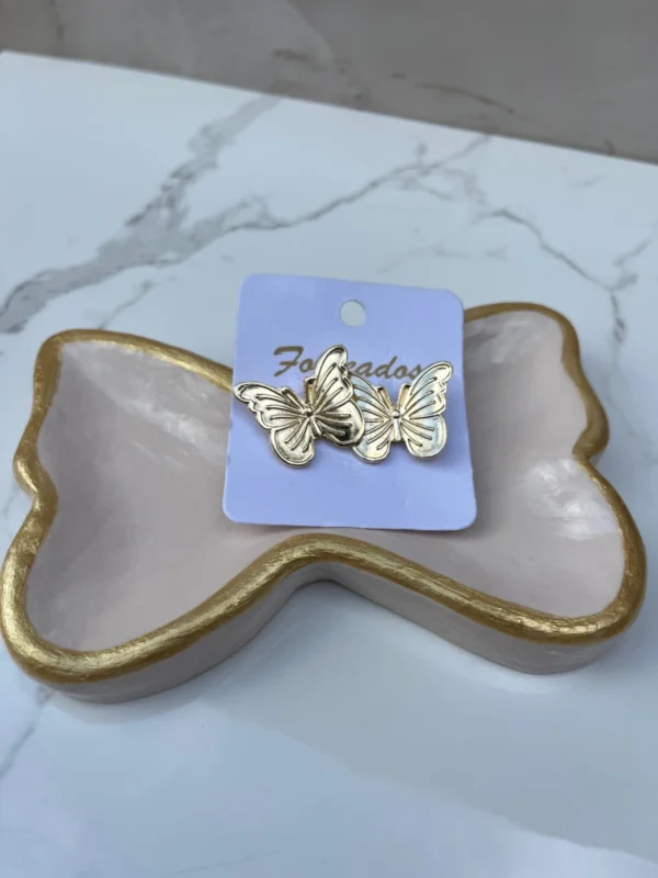 Mariposas redondeadas doradas