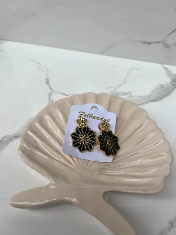 flor 8 puntas negras con florcita doradas