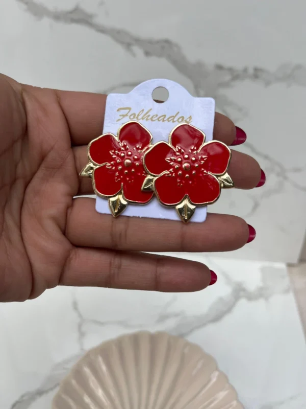 Flor grande con dorado