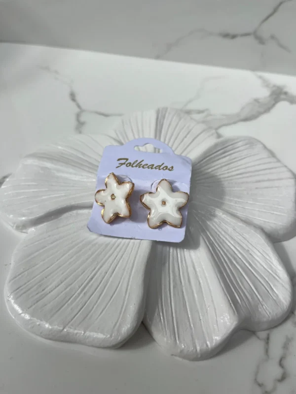 Florcita gordita blanca con dorado