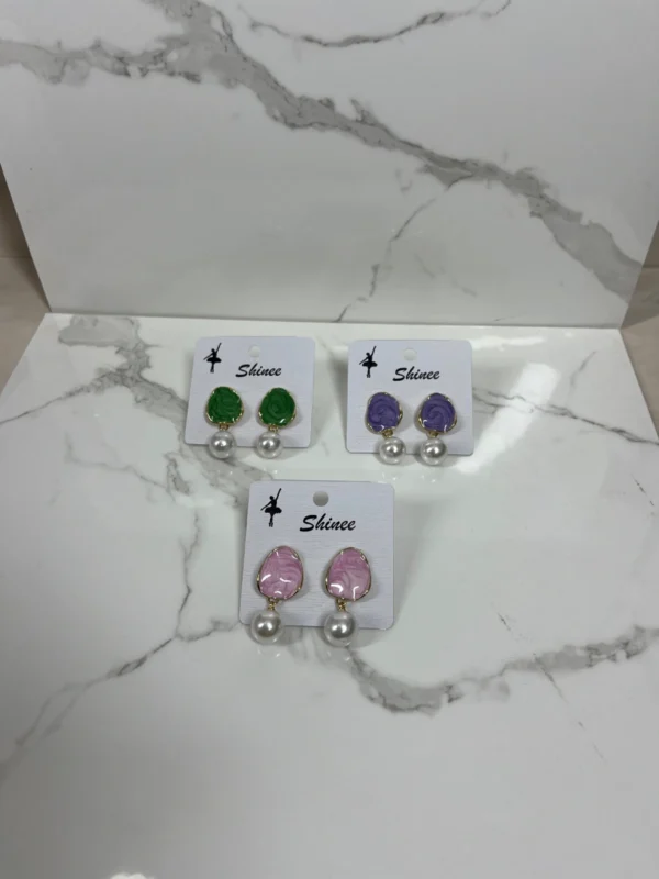 Aretes anacarados de colores con perla mediana