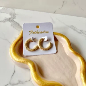 Argollitas en C con detalles dorados