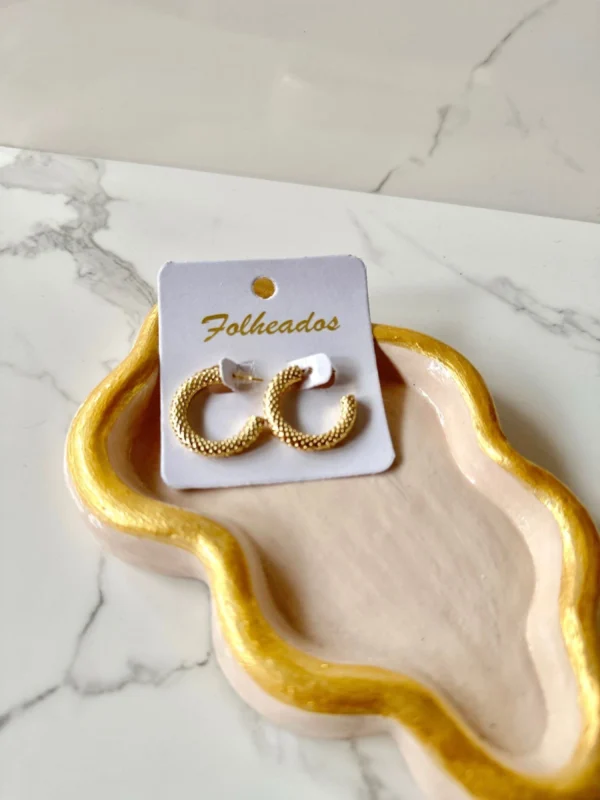Argollitas en C con detalles dorados