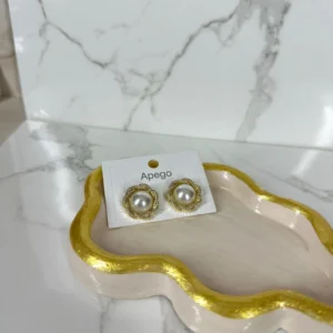 Botón circular con perla dorado