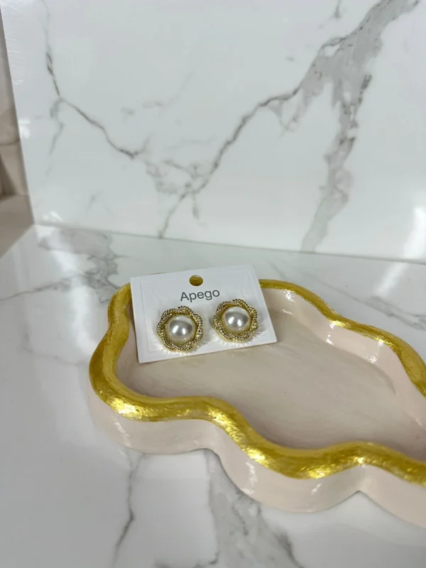 Botón circular con perla dorado