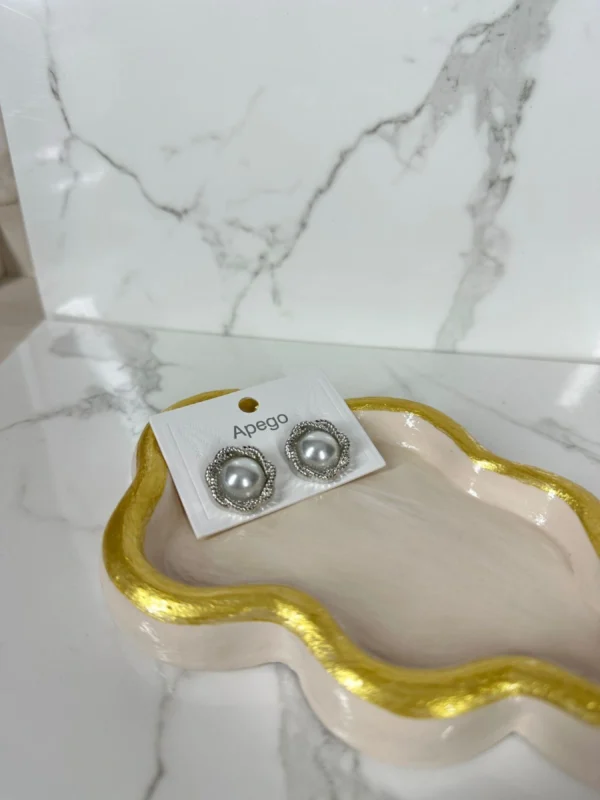 Botón  circular con perla plateado