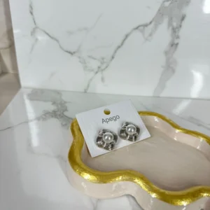 Botón triangular con perla plateado