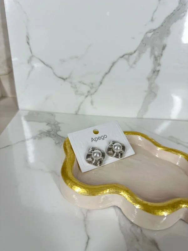 Botón triangular con perla plateado