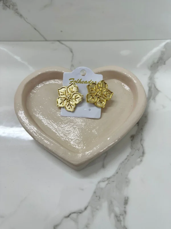 Flor mediana con raíz dorada