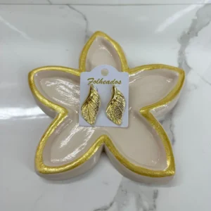 Hoja doblada con raíz dorada