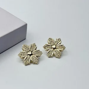 Flor pequeña con detalles dorada