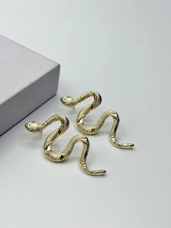 Arete serpiente dorado
