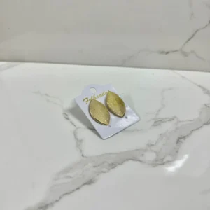 Aretes ovalados con detalles dorados