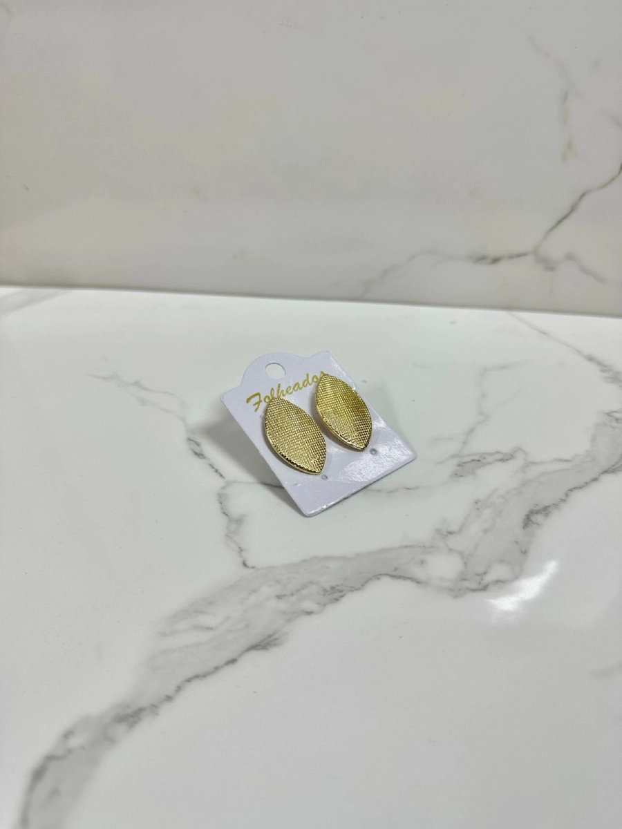 Aretes ovalados con detalles dorados