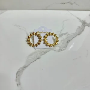 Argollas en conchitas doradas