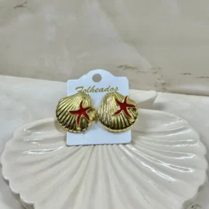 Concha dorada con estrella marrón