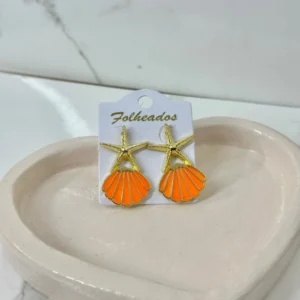 Estrella de mar con conchita naranja